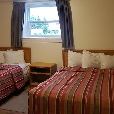 Queens Arms Inn ชาร์ลอตต์ทาวน์ ภายนอก รูปภาพ