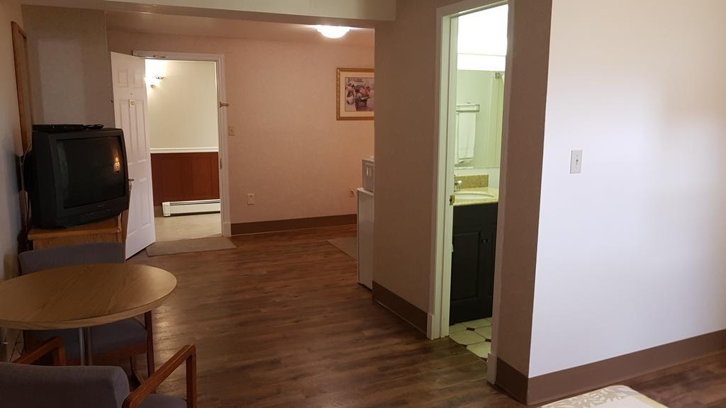 Queens Arms Inn ชาร์ลอตต์ทาวน์ ภายนอก รูปภาพ