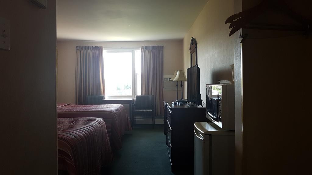 Queens Arms Inn ชาร์ลอตต์ทาวน์ ภายนอก รูปภาพ