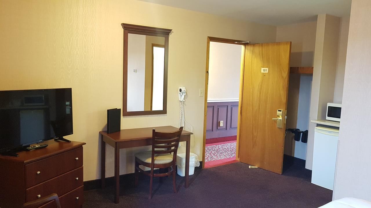 Queens Arms Inn ชาร์ลอตต์ทาวน์ ภายนอก รูปภาพ